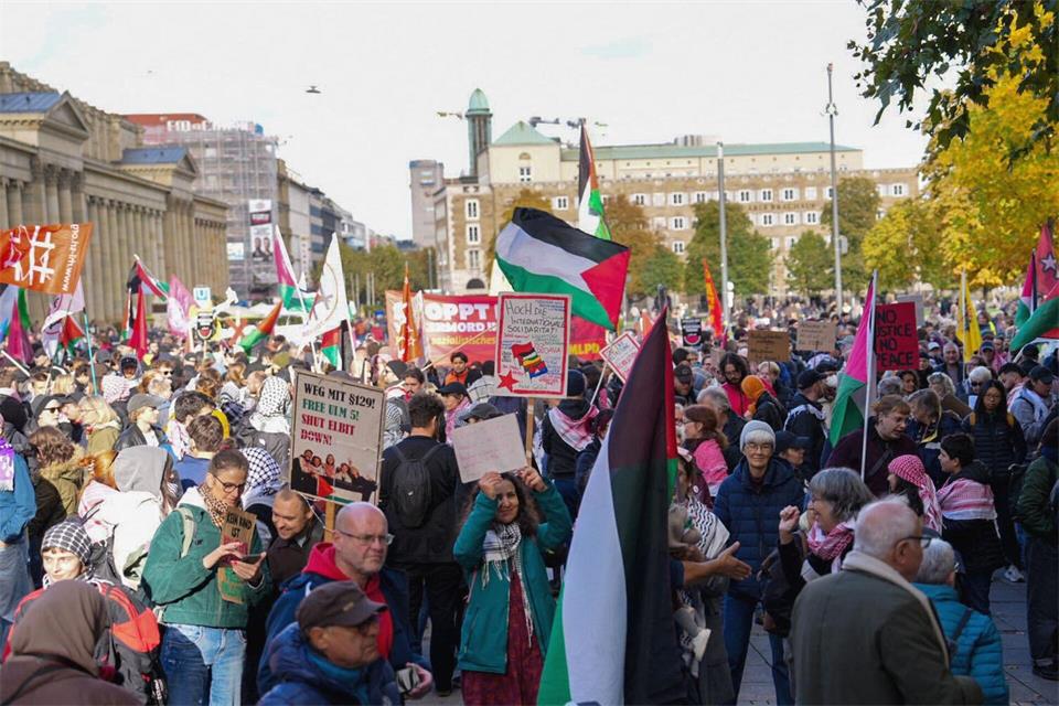 Laut Veranstalter waren rund tausend Menschen bei der Demo, der Polizei zufolge waren es 600 bis 700 Menschen.Enrique Kaczor/dpa