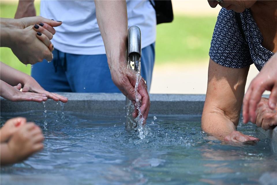 Laut Wetterdienst könnte es heiß werden: Bis zu 36 Grad. (Archivbild)Arne Dedert/dpa