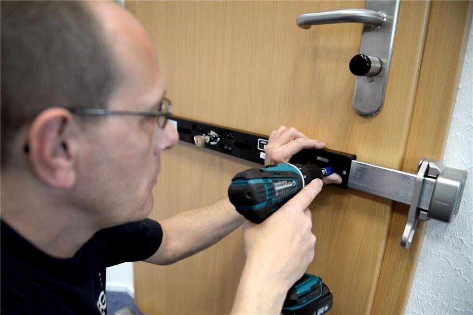 Laut Wohnungseigentumsgesetz haben Wohnungseigentümer einen Rechtsanspruch auf angemessene bauliche Veränderungen, die dem Einbruchschutz dienen.Susann Prautsch/dpa-tmn