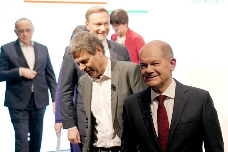 Das sagt die Wirtschaft zum Koalitionsvertrag Laut dem Arbeitgeberverband Gesamtmetall hat die völlig neue Regierungskoalition die Chance, einen Ruck durch das Land gehen zu lassen. Foto: Kay Nietfeld/dpa