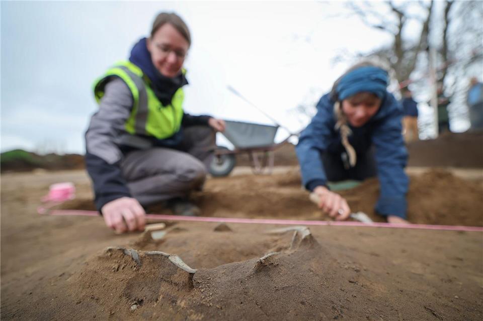 Laut dem Archäologischen Landesamt könnte der Fund neue Einblicke in Handels- und Kontaktnetzwerke der Römischen Kaiserzeit bieten. Christian Charisius/dpa