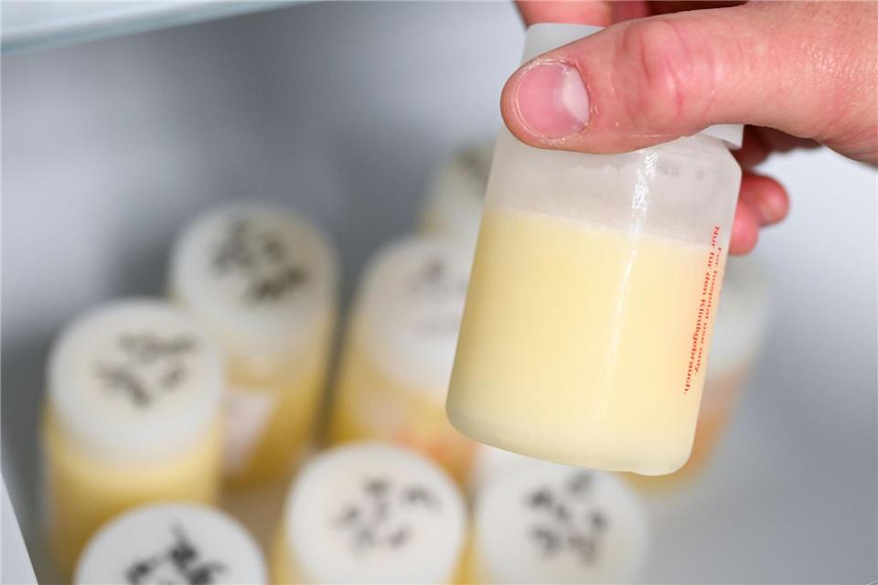Laut dem Verein Frauenmilchbank-Initiative versorgen aktuell rund 55 Frauenmilchbanken an deutschen Kliniken bedürftige Frühgeborene und kranke Neugeborene mit Spendemilch, wenn die Milch der eigenen Mutter nicht ausreicht (Symbolbild).Arne Dedert/dpa