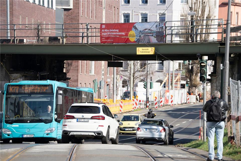 Laut den Angaben müssen sich bisher etwa Nah-, Fuß- und Radverkehr den nur rund 16 Meter breiten Durchgang unter der Bahnstrecke teilen.Andreas Arnold/dpa