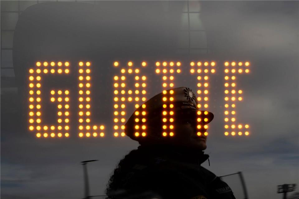 Laut den Beamten war die Straße winterlich glatt. (Symbolbild)Marijan Murat/dpa