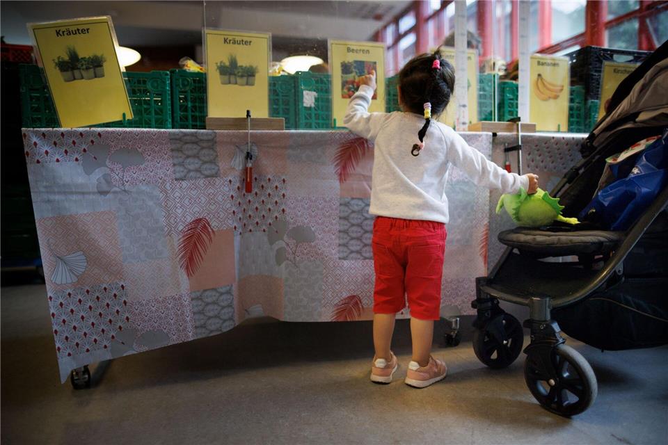 Laut den Tafeln steigt die Zahl der Kunden im Kindes- und Jugendalter. (Archivbild)Carsten Koall/dpa