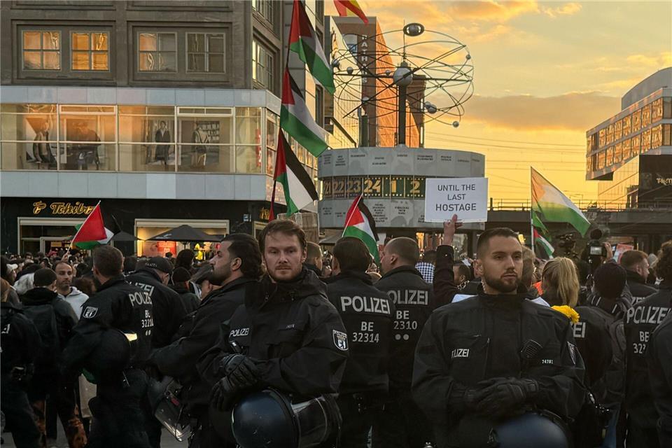 Laut der Berliner Polizei nahmen rund 800 Menschen an der Demonstration teil. Sven Kaeuler/dpa