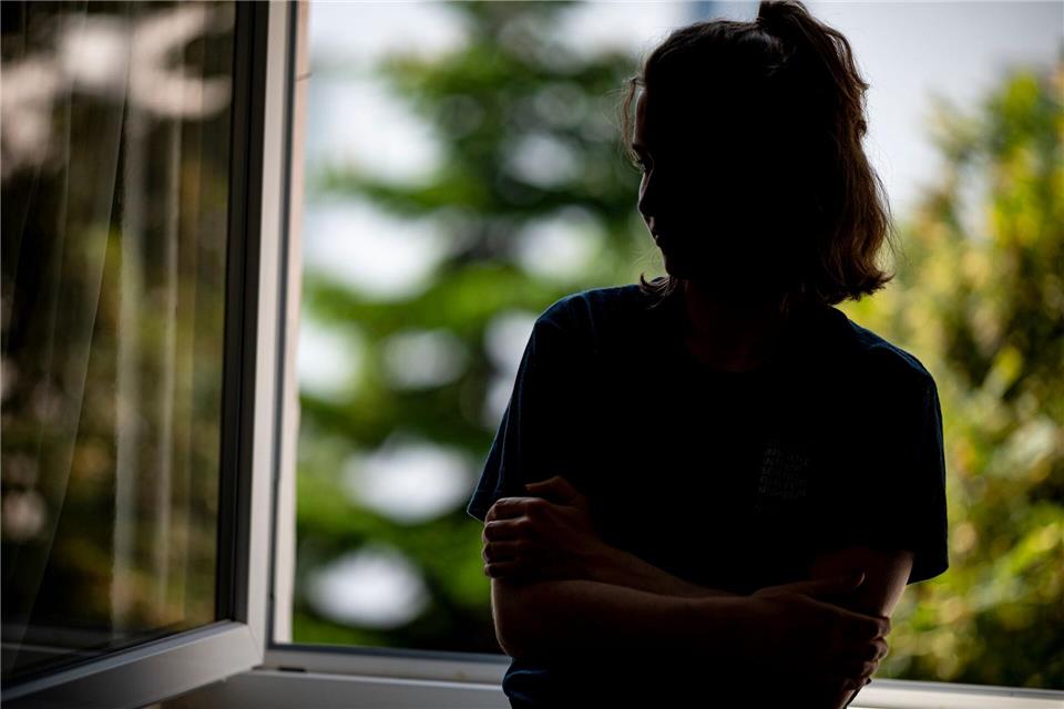 Laut der Statistik leben Frauen etwas häufiger alleine als Männer. (Symbolbild) Fabian Sommer/dpa