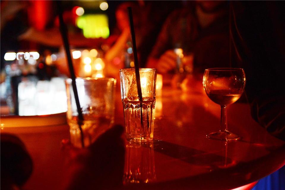 Laut der Studie berichteten Teilnehmende nach dem Ansehen entsprechender Beiträge 73 Prozent häufiger von erhöhter Lust auf Alkohol als Personen, die vergleichbare Videos ohne Alkohol sahen. (Symbolbild)Jens Kalaene/dpa-Zentralbild/dpa