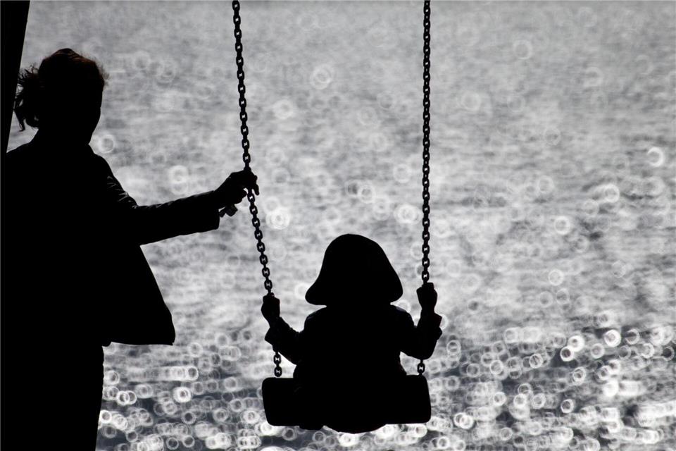 Laut der Umfrage sind rund neun von zehn alleinerziehenden Elternteilen Mütter. (Symbolbild)Christian Charisius/dpa