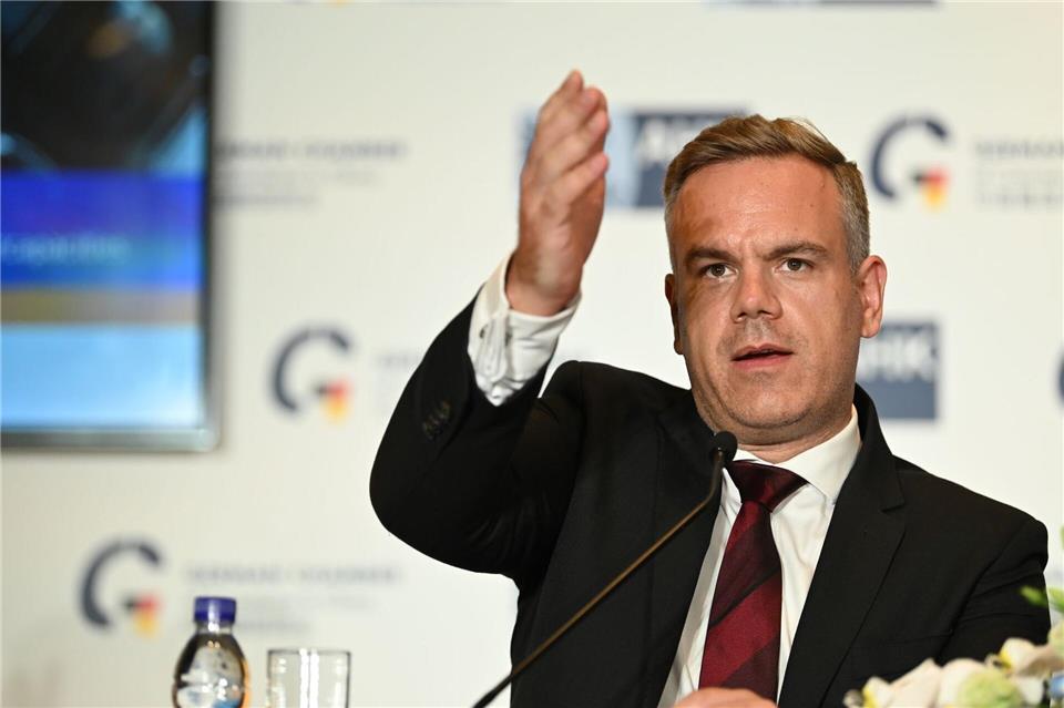 Laut der deutschen Auslandshandelskammer spüren deutsche Firmen in China Preisdruck. (Archivbild) Johannes Neudecker/dpa