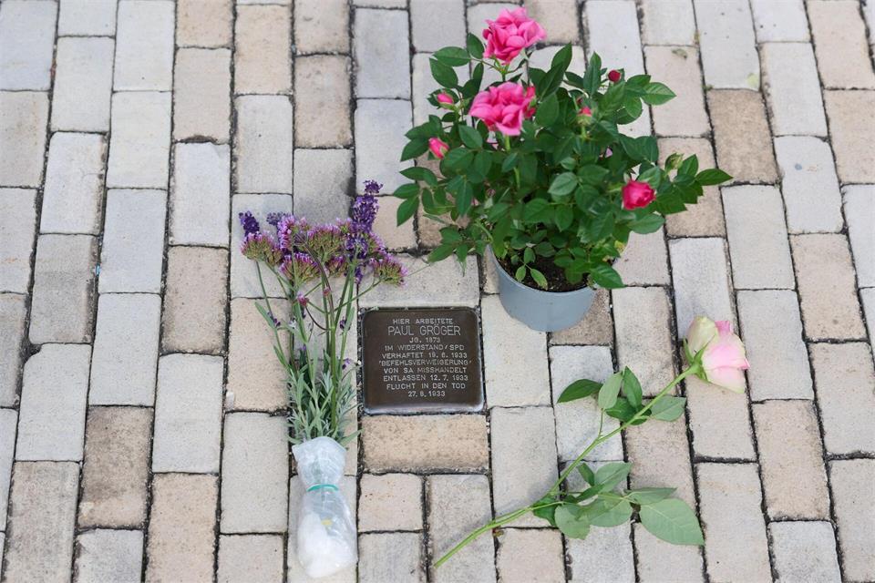 Laut einem Beschluss des Heidenauer Stadtrats werden in der Gemeinde im Landkreis Sächsische Schweiz-Osterzgebirge keine Stolpersteine mehr im öffentlichen Straßenraum verlegt. (Archivbild)Robert Michael/dpa