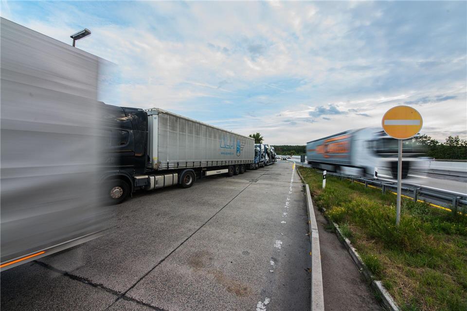 Laut einer ADAC-Erhebung an 100 Rastanlagen gehören falsch abgestellte Lastwagen zum Alltag –mit erheblichen Sicherheitsrisiken für alle Verkehrsteilnehmer. (Symbolbild)Andreas Arnold/dpa