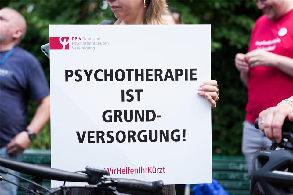 Laut einer Auswertung von Daten der Kassenärztlichen Bundesvereinigung zu gesetzlich Versicherten warten Patienten im Schnitt 142 Tage auf den Beginn einer Therapie. (Archivbild)Sven Kaeuler/dpa