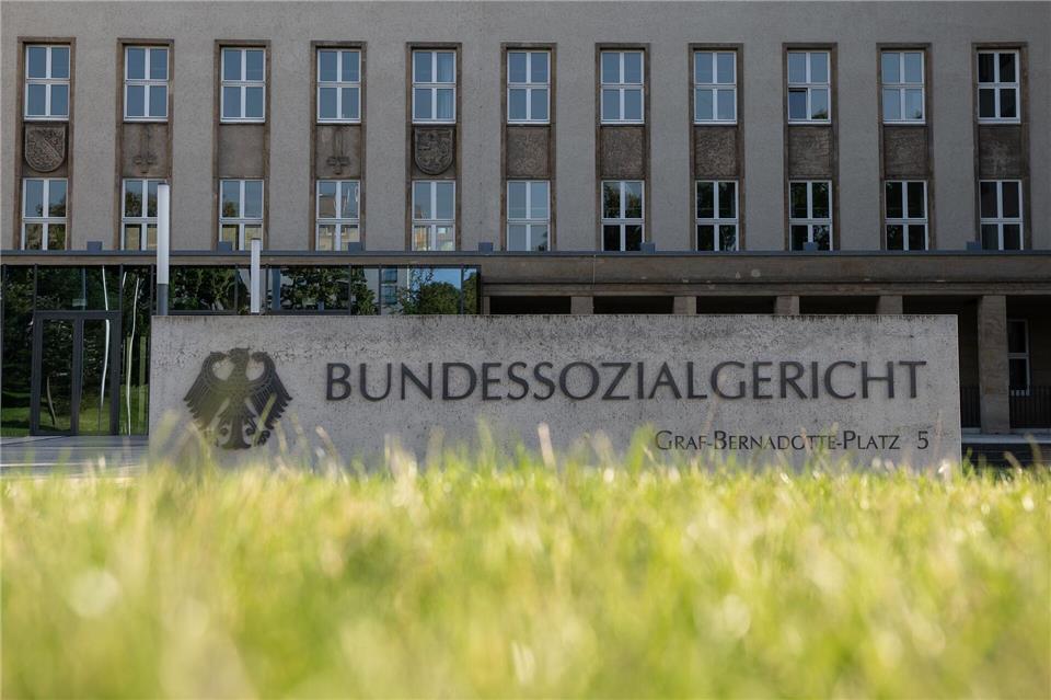 Laut einer Gerichtsentscheidung kann eine Patientin beim Sturz von der Toilette in einem Krankenhaus unfallversichert sein. (Archivbild)Swen Pförtner/dpa