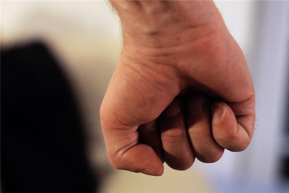 Laut einer Studie der britischen Cambridge-Universität verwenden Täter klare Strategien, um Frauen emotional an sich zu binden und zu verunsichern. (Symbolbild)Maurizio Gambarini/dpa