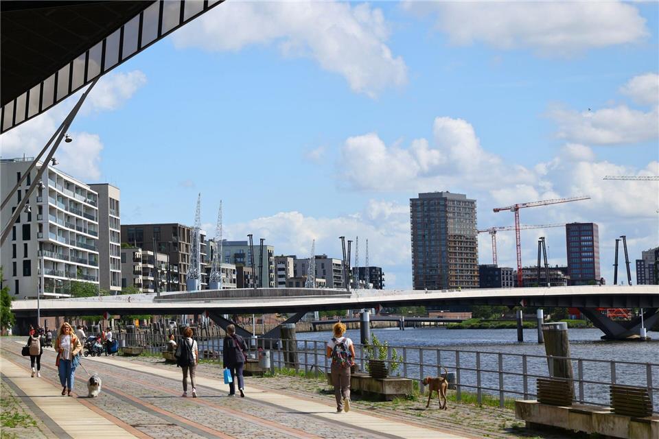 „Glücksatlas“: Wie es um die Lebensfreude bestellt ist  Laut einer Umfrage sind Menschen in Hamburg am zufriedensten. (Symbolbild)Christian Charisius/dpa