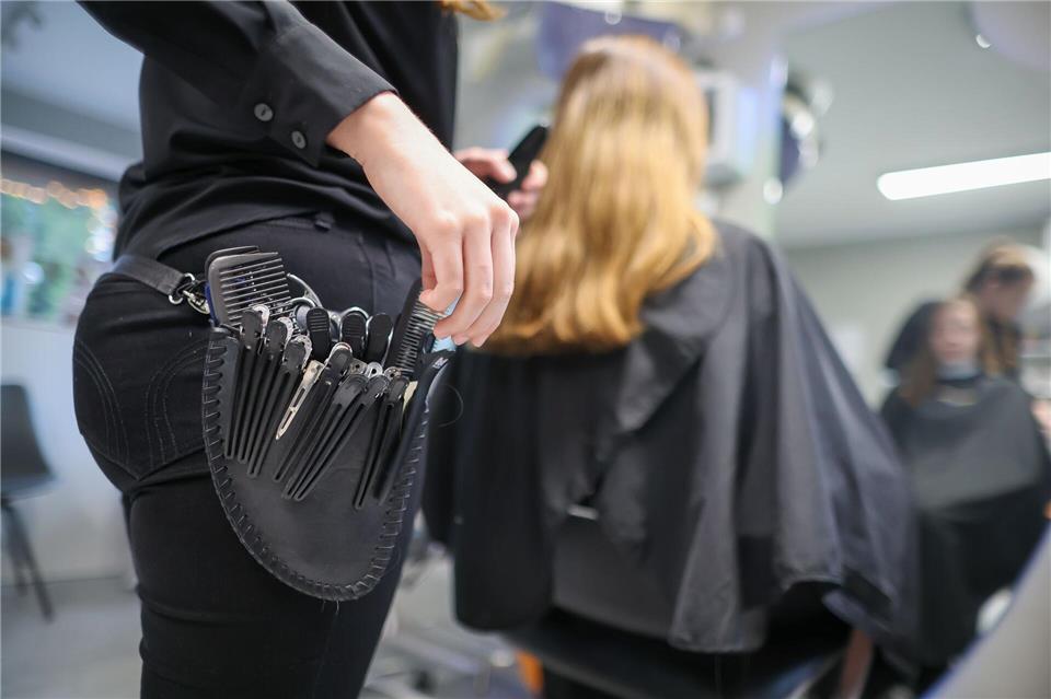 Preise für Friseur-Besuch deutlich gestiegen  Laut einer YouGov-Umfrage gibt ein Viertel der Menschen in Deutschland kein Geld für einen Haarschnitt aus. (Archivbild)Jan Woitas/dpa