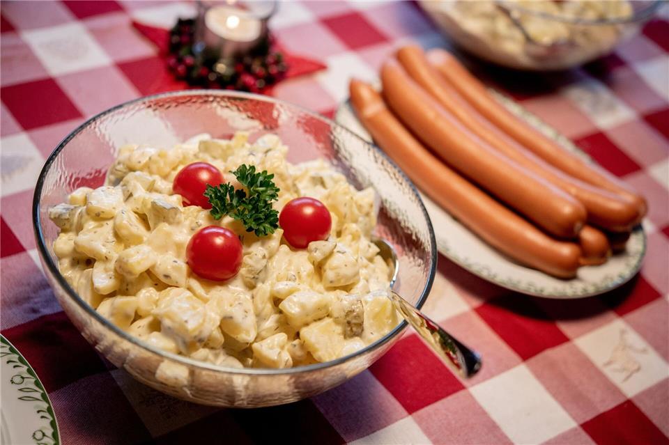 Laut einer aktuellen Statista-Befragung geben 34 Prozent der Befragten an, dass es bei ihnen über die Weihnachtsfeiertage Würstchen mit Kartoffelsalat gibt. (Symbolfoto)Hauke-Christian Dittrich/dpa