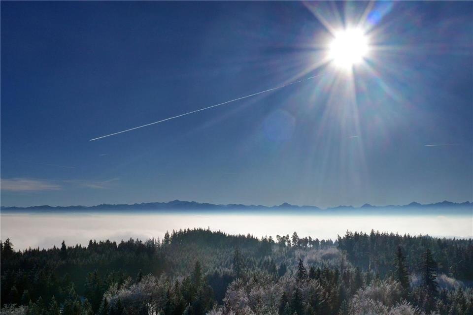 Laut einer vorläufigen Auswertung des DWD geht 2025 als eines der fünf sonnigsten Jahre seit 1951 in die Bilanz ein. (Archivbild)Karl-Josef Hildenbrand/dpa