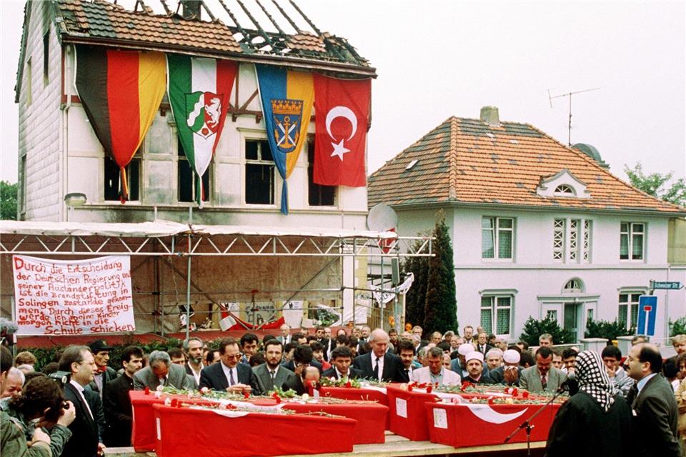 Laut rechtskräftigem Urteil zündeten vier junge Rechtsradikale im Alter zwischen 16 und 23 Jahren nachts das Wohnhaus der türkischstämmigen Familie Genç an. (Archivbild)Franz-Peter Tschauner/dpa
