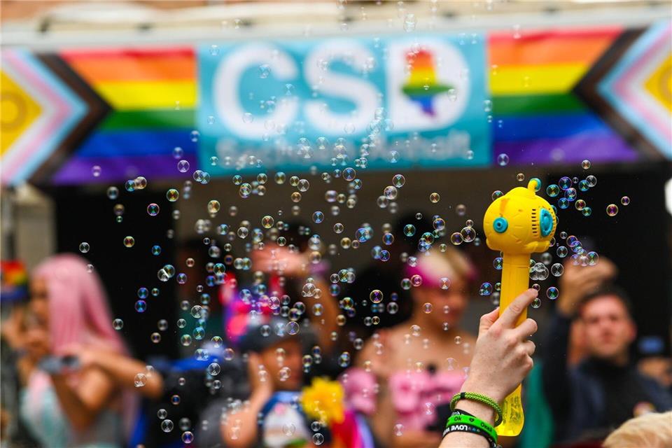 Laute Beats und leuchtende Farben begleiten den CSD-Umzug.Heiko Rebsch/dpa