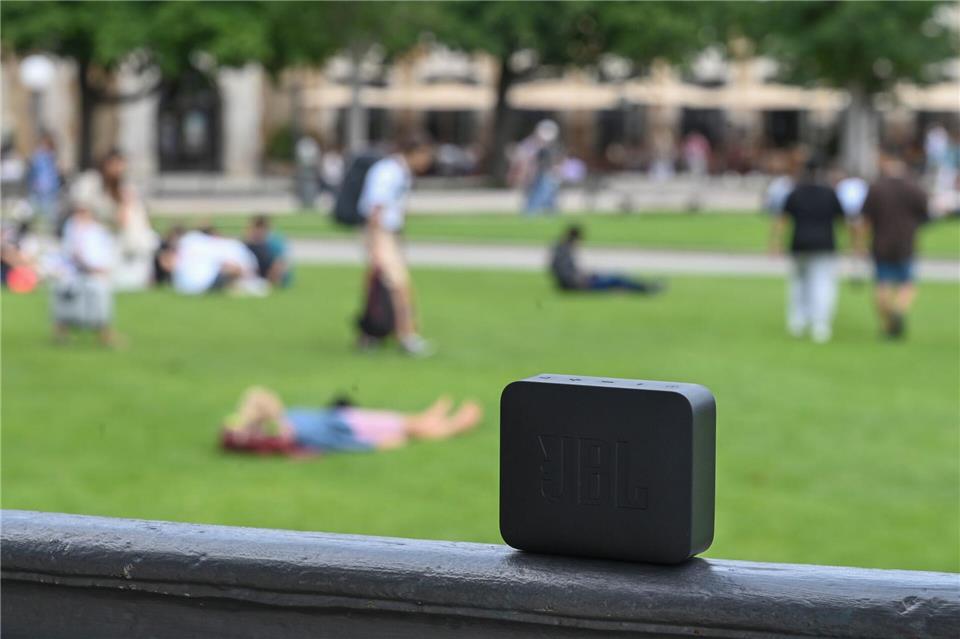 Laute Musik in der Öffentlichkeit? Das sollten Verbraucherinnen und Verbraucher besser unterlassen, sofern sie nicht mit dem Gesetz in Konflikt geraten wollen.picture alliance/dpa