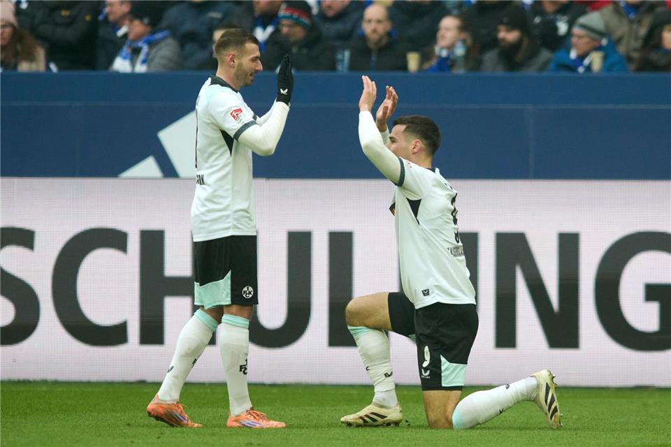 Lauterns Ivan Prtajin (r) schnürte gegen Schalke einen Doppelpack.Bernd Thissen/dpa