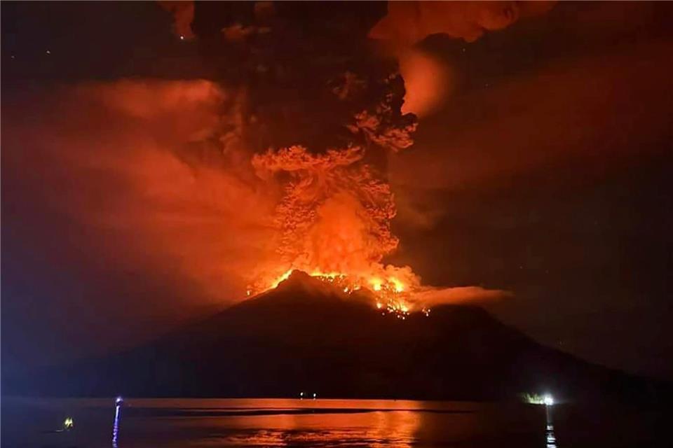 Tsunami-Warnung nach heftigem Vulkanausbruch in Indonesien Lava glüht im Krater des Vulkans Ruang auf den Sanguine-Inseln in Indonesien.