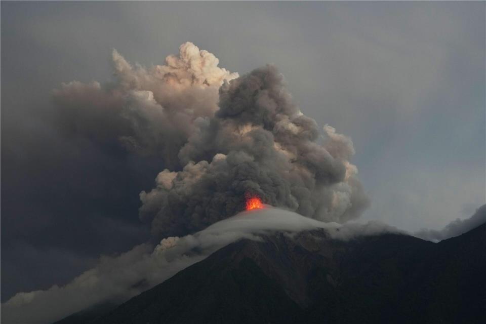 Lavaströme und Asche steigen aus dem Krater des Vulkans Fuego in Guatemala auf.Moises Castillo/AP/dpa