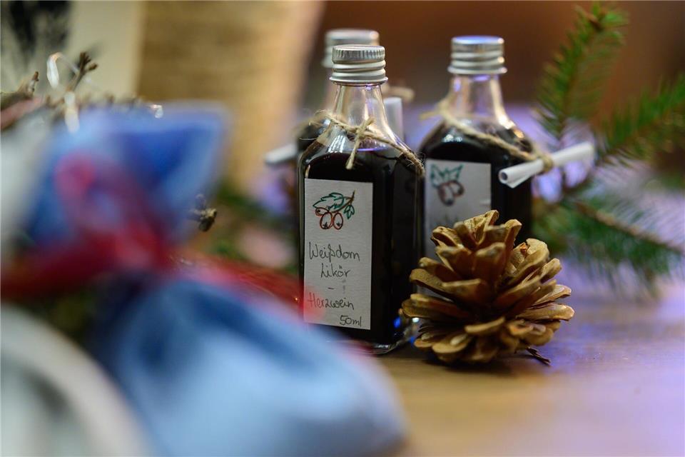 Lavendelpäckchen, Weißdornlikör oder antibiotische Salbe eignen sich hevorragend als Weihnachtsgeschenke.Philipp Schulze/dpa