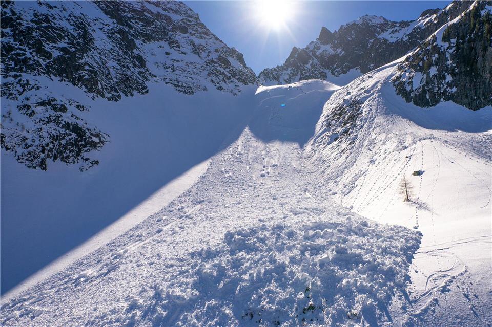 Lawinen können oft mit nur geringer Zusatzbelastung ausgelöst werden. (Symbolbild)Maxime Schmid/KEYSTONE/dpa