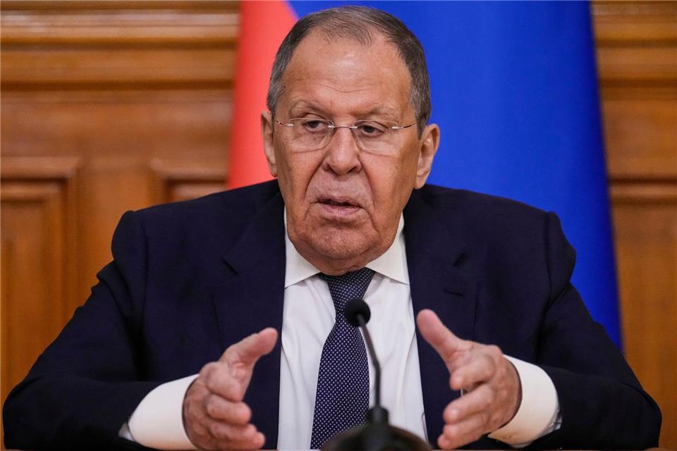 Lawrow sieht die Bedingungen für ein Spitzentreffen von Putin mit Selenskyj für nicht erfüllt an. Alexander Zemlianichenko/AP Pool/dpa