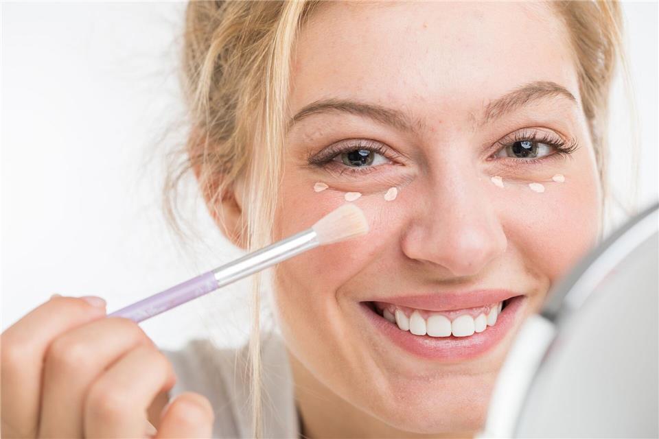 Layering statt dicker Schicht: Leichte Augenschatten deckt ein feuchtigkeitsspendender Concealer ab, während bei stärkeren Verfärbungen ein Color Corrector und Concealer in Kombination helfen.picture alliance / dpa Themendienst