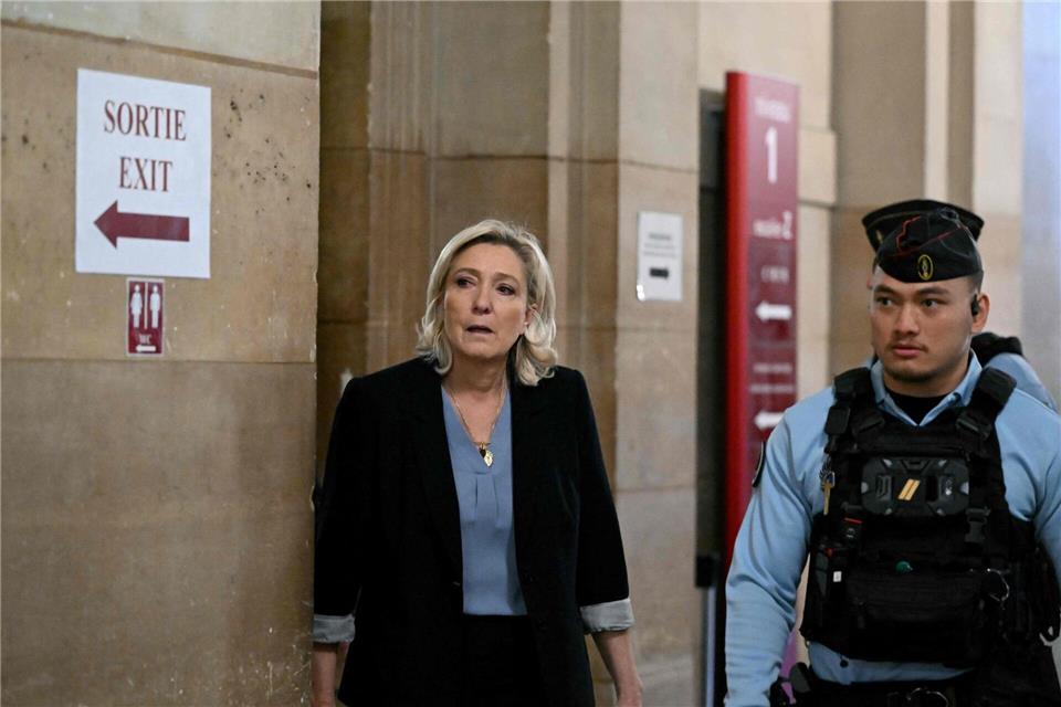Le Pen hofft auf einen Freispruch, auch wenn dies als unwahrscheinlich gilt. (Archivbild)Bertrand Guay/AFP/dpa