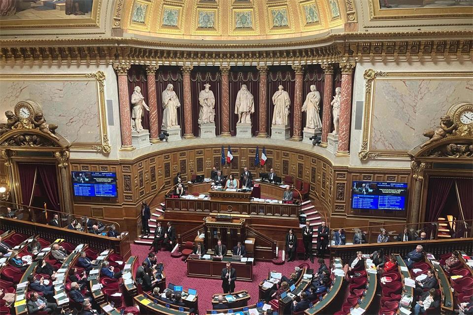 Le Pens Rechtsnationale bekommen mehr Einfluss im Pariser Senat. (Archivbild)Jonathan Klein/AFP/dpa