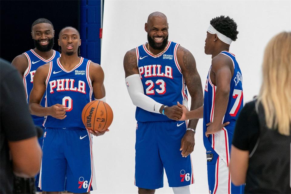 LeBron James (Mitte) fühlt sich in der Umgebung seiner neuen Teamkollegen wohl.Chris Szagola/AP/dpa