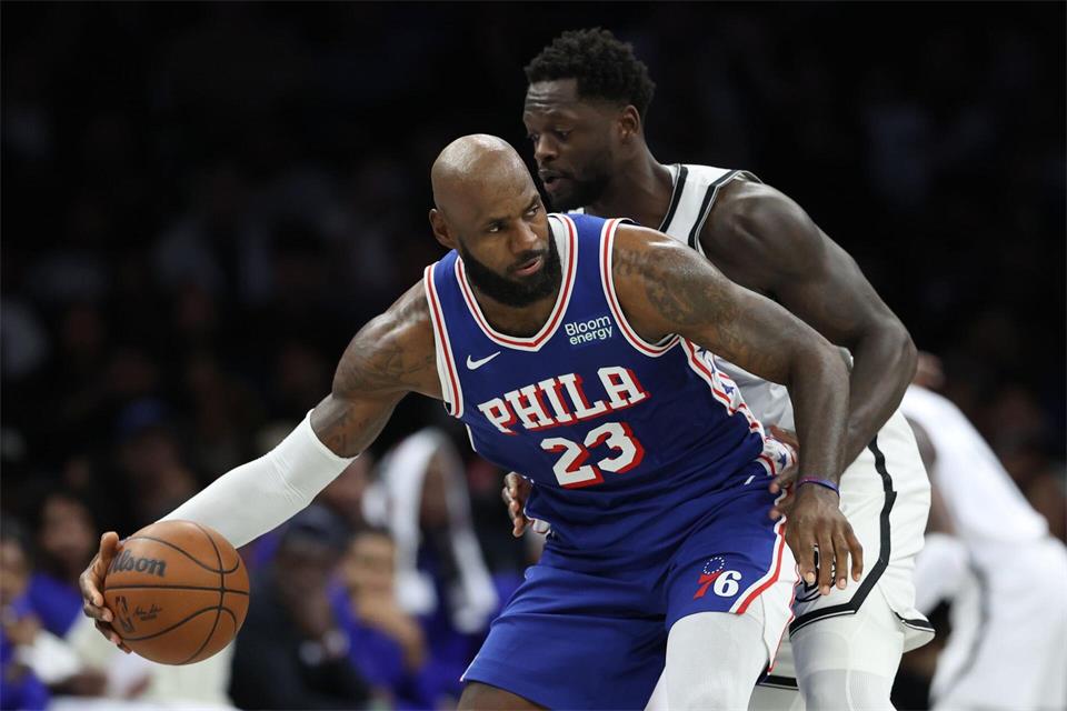 LeBron James erzielte bei seinem Debüt für die Philadelphia 76ers in 18 Minuten Spielzeit zehn Punkte.Pamela Smith/FR172156 AP/AP/dpa