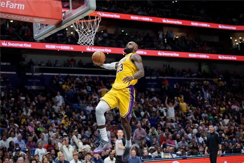 LeBron James hatte spektakuläre Szenen beim Sieg in New Orleans.Matthew Hinton/AP/dpa