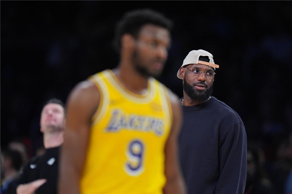 LeBron James konnte bei der deutlichen Niederlage der Lakers nur vom Spielfeldrand zusehen.Jae C. Hong/AP/dpa