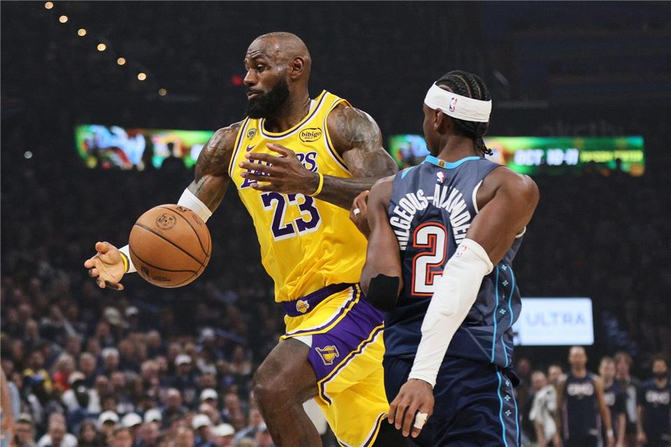 LeBron James (l.) stand zum 300. Mal in einem Playoff-Spiel auf dem Parkett.Nate Billings/AP/dpa