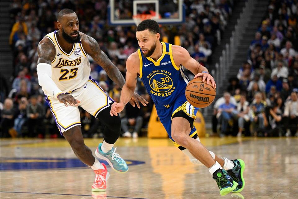 LeBron James (l) und Stephen Curry sind zwei Superstars der NBA. (Archivbild)Eakin Howard/AP/dpa