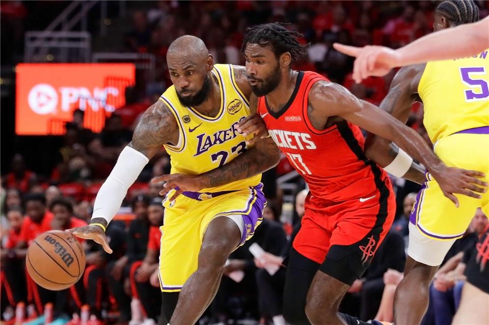 LeBron James (links) erzielte für die Los Angeles Lakers in Spiel drei gegen die Houston Rockets 29 Punkte.Michael Wyke/AP/dpa