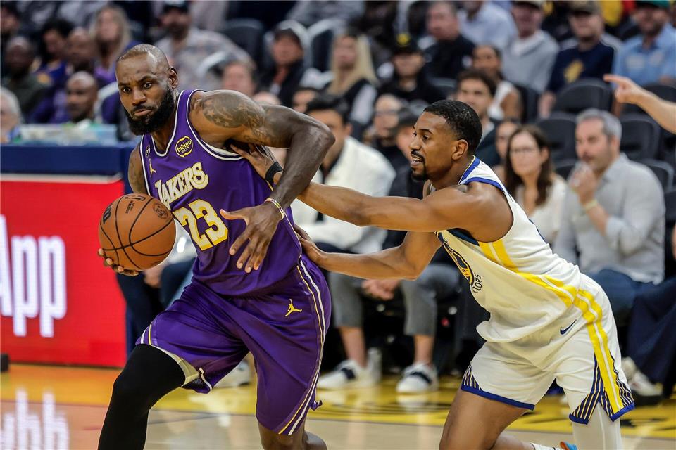LeBron James (links) führte die Lakers zu einem Sieg bei den Warriors.Carlos Avila Gonzalez/San Francisco Chronicle/AP/dpa