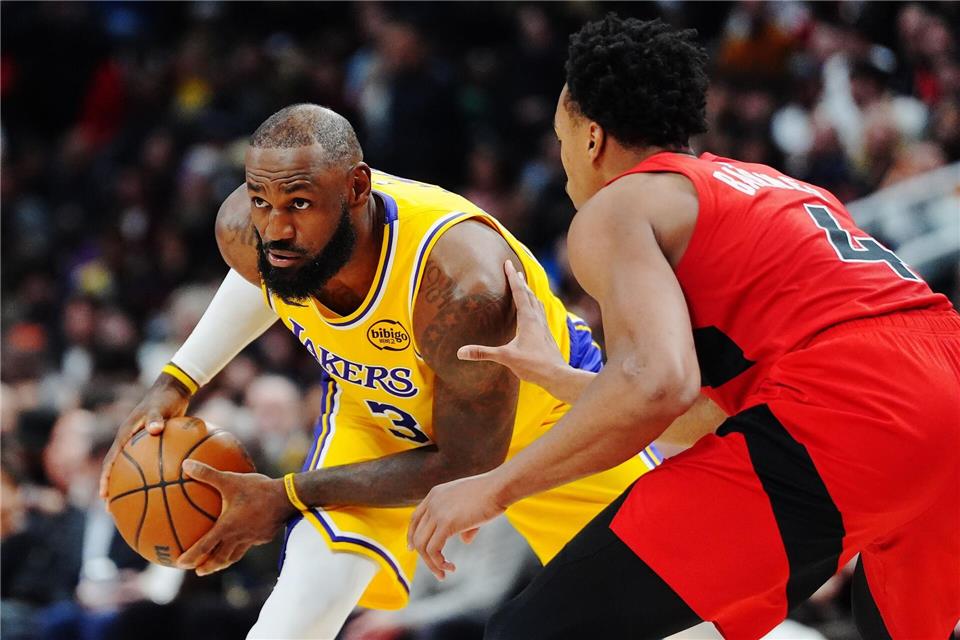 LeBron James (links) spielte den entscheidenden Pass - und ließ seine Superserie damit reißen. Frank Gunn/The Canadian Press/dpa