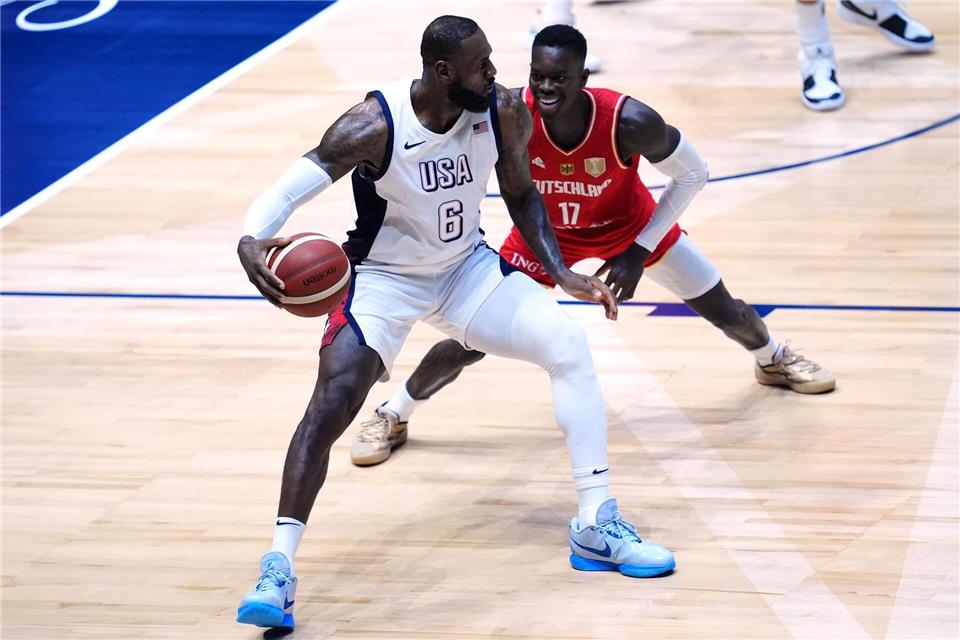 LeBron James (links) wäre über eine Aufnahme von Schröder in die Hall of Fame nicht überrascht. (Archivfoto)Adam Davy/PA Wire/dpa