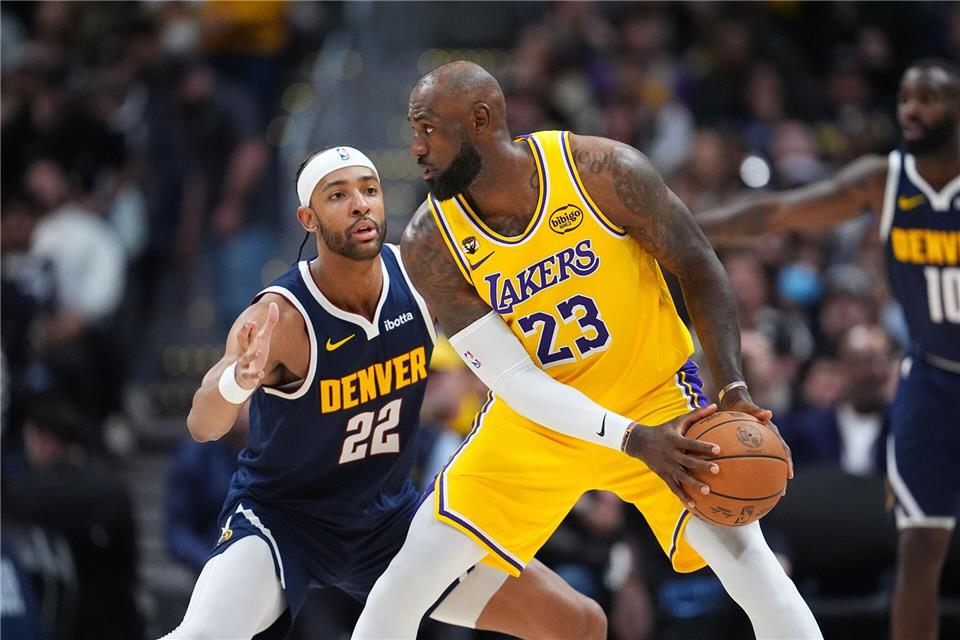 LeBron James (r) eilt von Rekord zu Rekord.David Zalubowski/AP/dpa