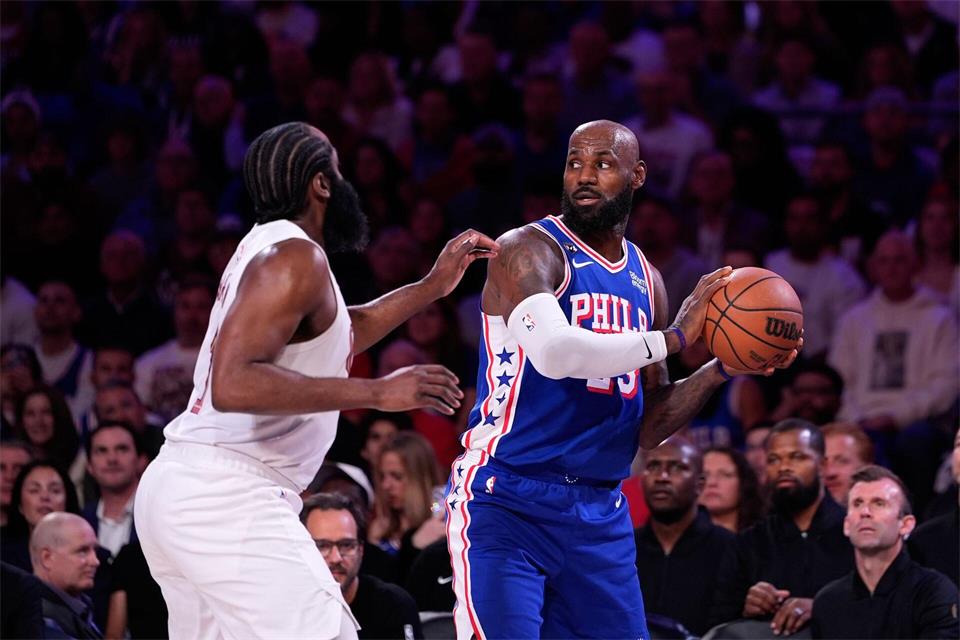 LeBron James (r.) sorgte zuletzt für Schlagzeilen.Matt Slocum/AP/dpa
