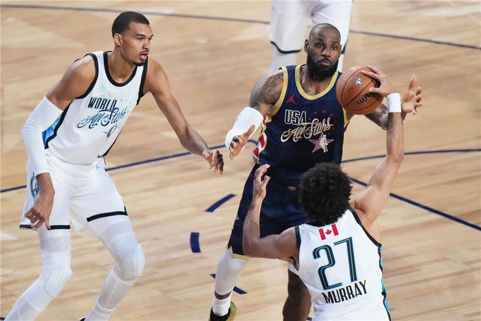 LeBron James (rechts) musste sich im Finale geschlagen geben.Jae C. Hong/AP/dpa