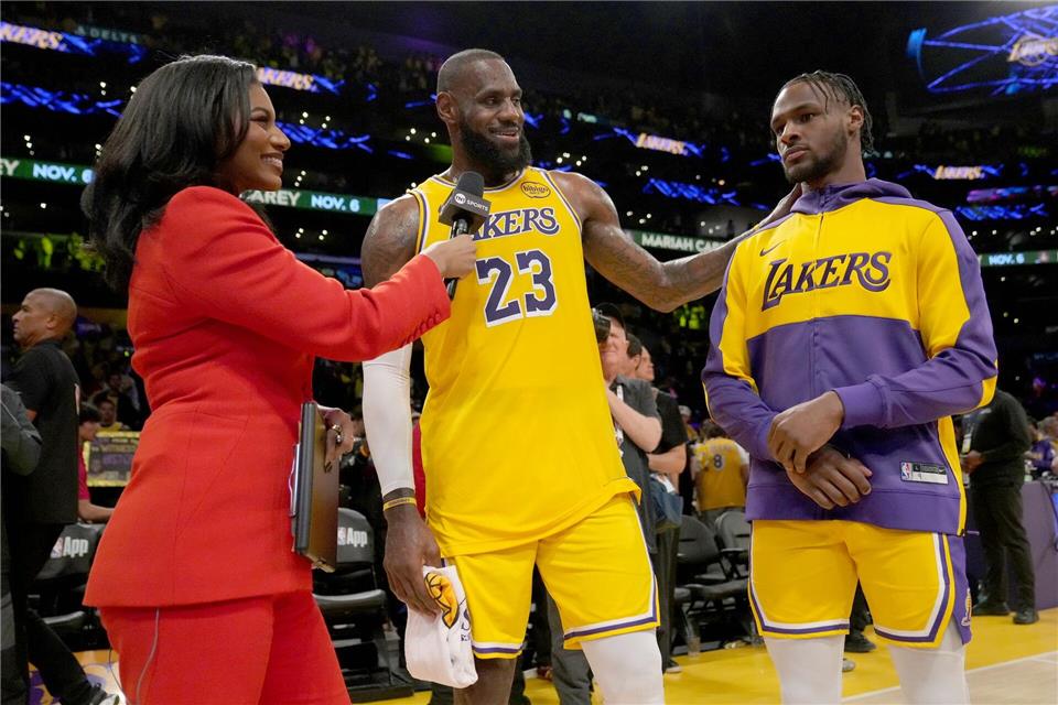 LeBron James spielt bei den Los Angeles Lakers mit seinem ältesten Sohn Bronny James. (Archiv-Foto)Eric Thayer/AP/dpa