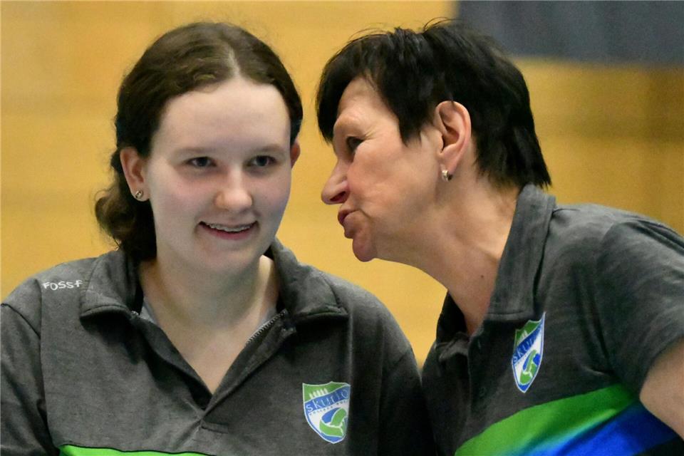 Lea Hacker (links) bleibt auch in der 1. Bundesliga eine wichtige Spieldaten-Informationsquelle für Trainerin Danuta Brinkmann.